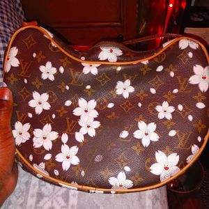 I'm selling a Louis Vuitton women's handbag